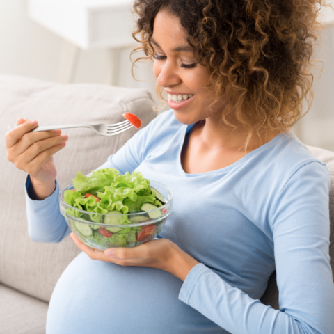 Femme enceinte mange de la salade