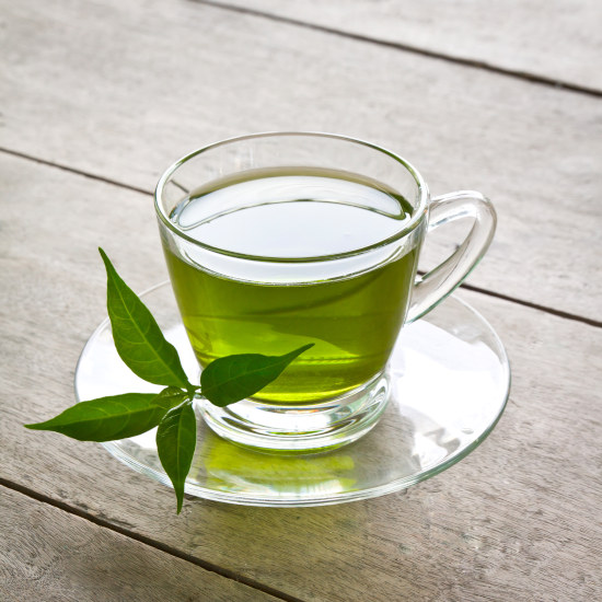 Le thé vert les boissons coupe-faim naturelles