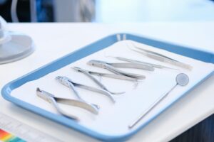 fourchette en acier inoxydable et couteau à pain sur assiette en céramique blanche