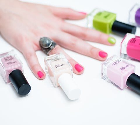 Comment choisir un vernis à ongles qui allie tenue couleur et soin