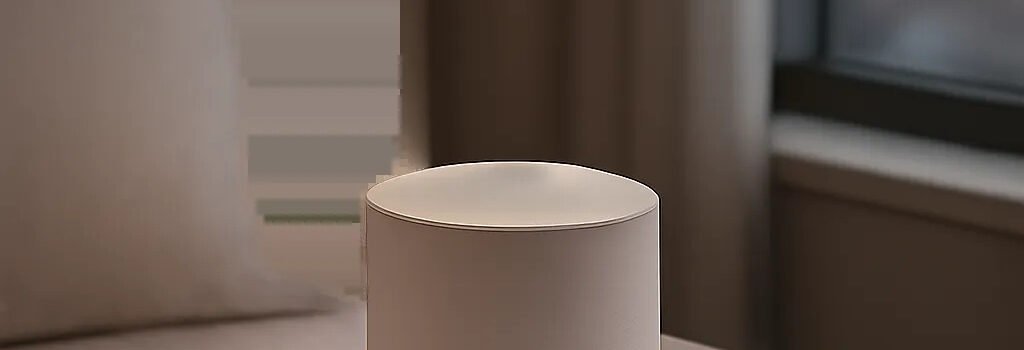 Une machine à bruit blanc discrète dans une chambre moderne, pensée pour réduire les bruits parasites et favoriser le repos. L’ambiance visuelle évoque le calme, la concentration et le confort premium.