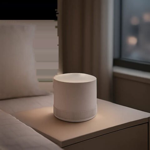 Une machine à bruit blanc discrète dans une chambre moderne, pensée pour réduire les bruits parasites et favoriser le repos. L’ambiance visuelle évoque le calme, la concentration et le confort premium.
