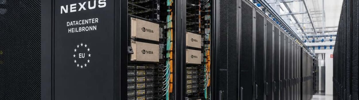 Des rangées d’armoires de serveurs dans un data center moderne.
