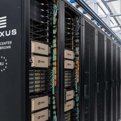 Des rangées d’armoires de serveurs dans un data center moderne.