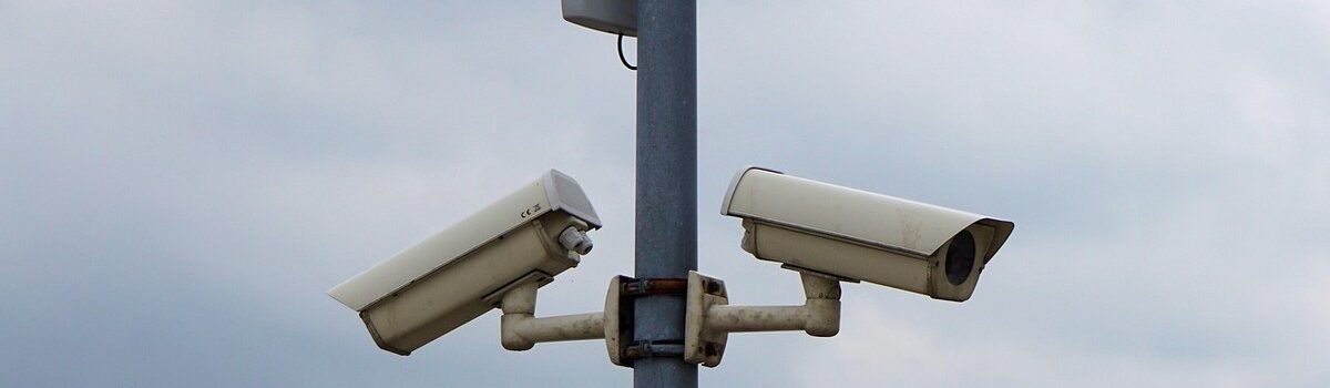 Caméras de surveillance fixées à un mât, pointant vers le ciel