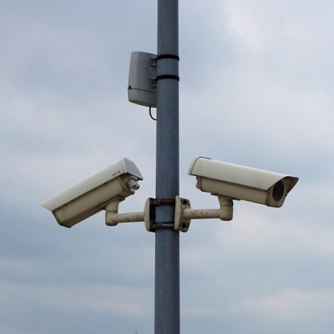 Caméras de surveillance fixées à un mât, pointant vers le ciel