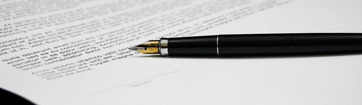Stylo noir sur feuille blanche avec texte noir