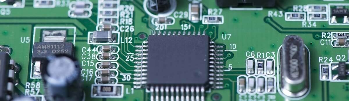 Photo d'un circuit imprimé avec microprocesseur, condensateurs, résistances et autres composants électroniques