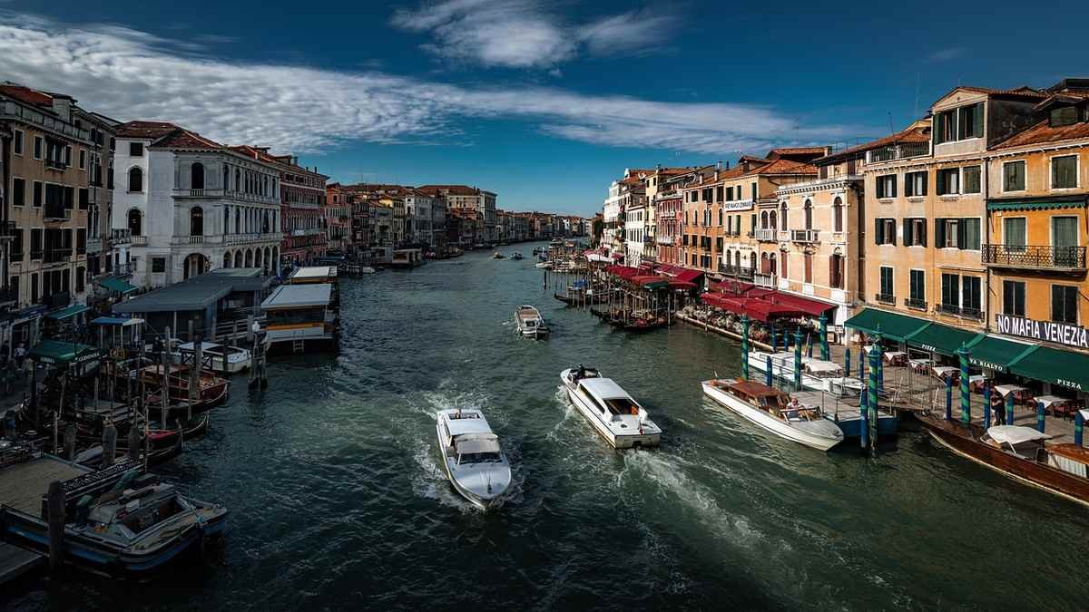 Vue aérienne d'un canal vénitien animé par des bateaux Vue aérienne d'un canal vénitien animé par des bateaux