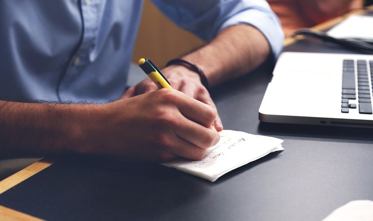 Une réunion de travail autour d'une table avec des documents et un ordinateur Une réunion de travail autour d'une table avec des documents et un ordinateur
